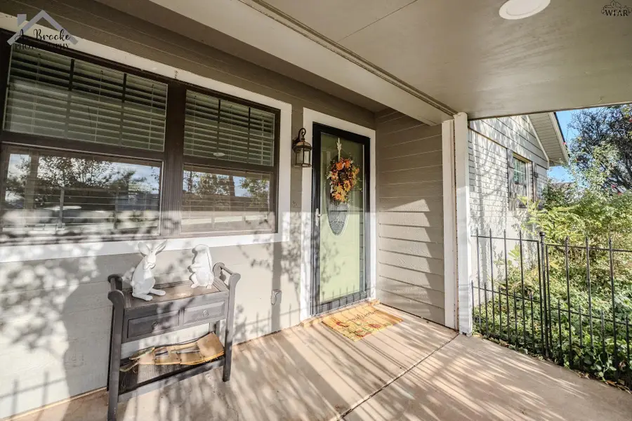 1008 W HIGHWAY ST, Iowa Park, TX 76367 - Image #3