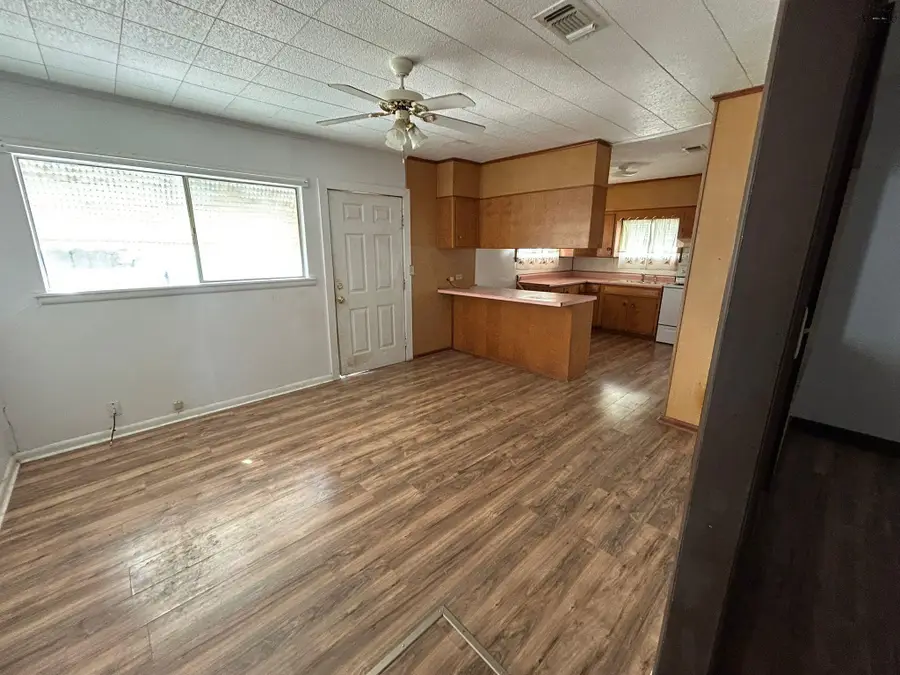 608 W CHURCHILL AVENUE, Electra, TX 76360 - Image #2