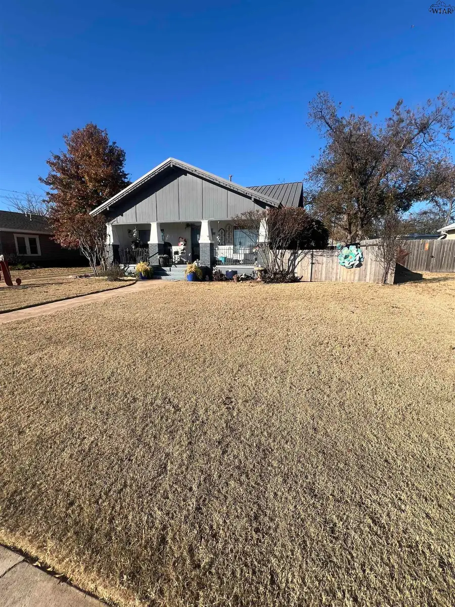 306 W WASHINGTON AVENUE, Iowa Park, TX 76367-000 - Image #2