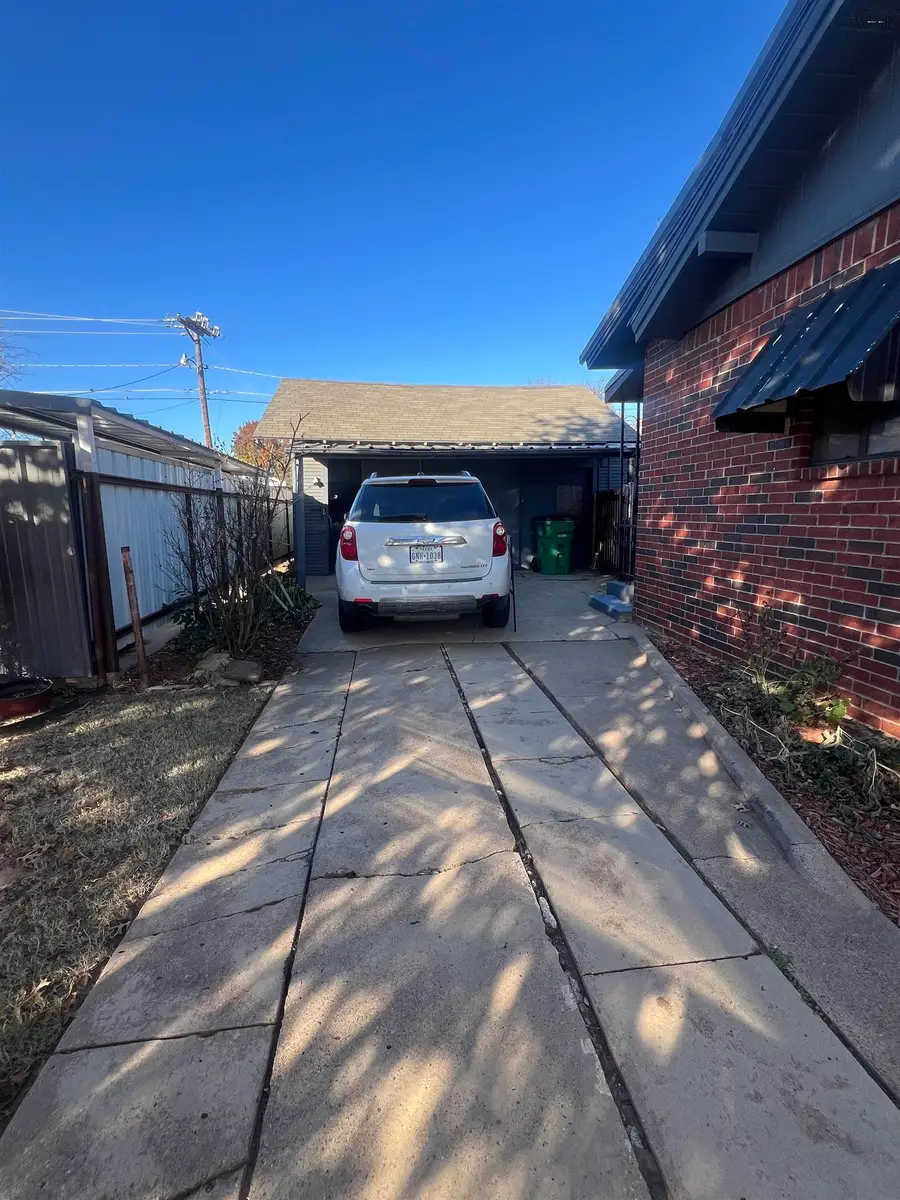 306 W WASHINGTON AVENUE, Iowa Park, TX 76367-000 - Image #3