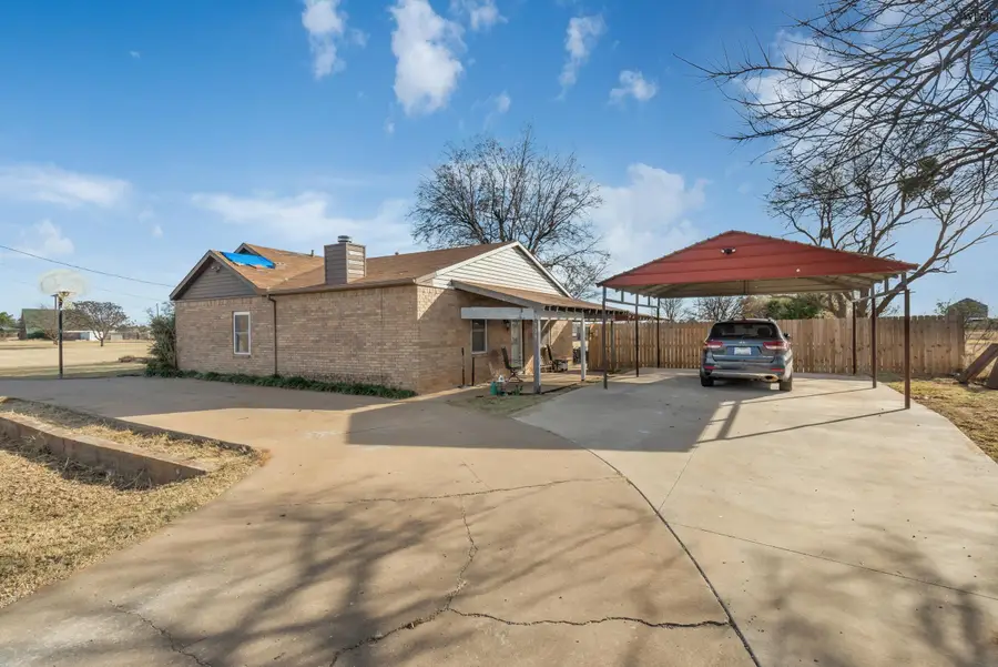 125 SOUTH GATE GARDENS STREET, Iowa Park, TX 76367 - Image #2