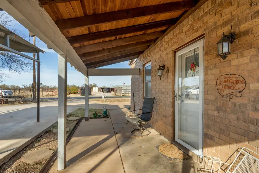 125 SOUTH GATE GARDENS STREET, Iowa Park, TX 76367 - Image #3