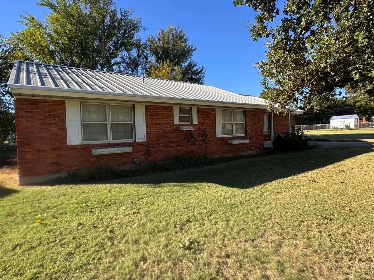 815 E IKARD STREET, Henrietta, TX 76365 - Image #1