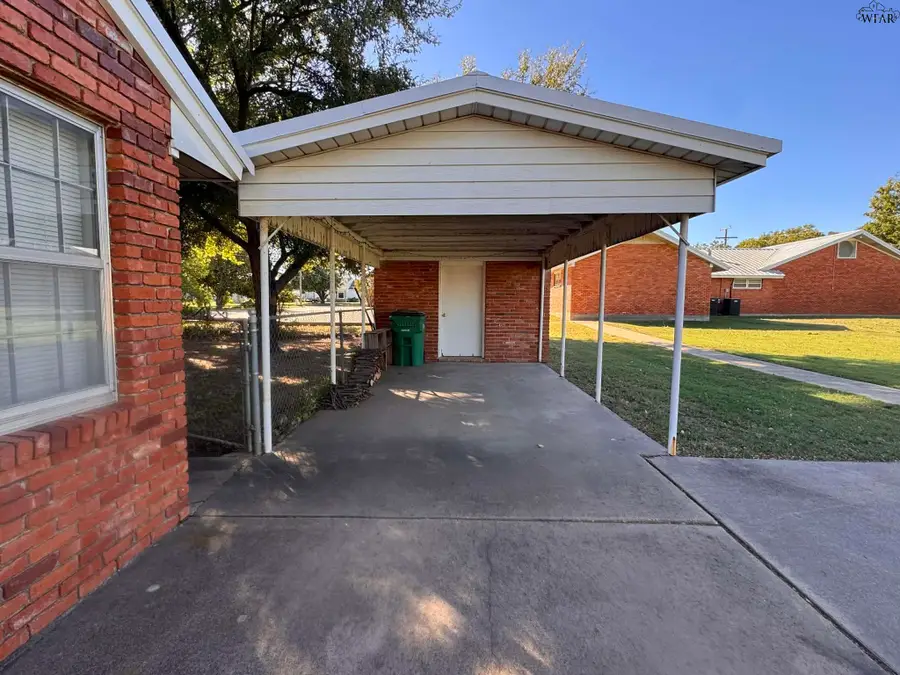 815 E IKARD STREET, Henrietta, TX 76365 - Image #3