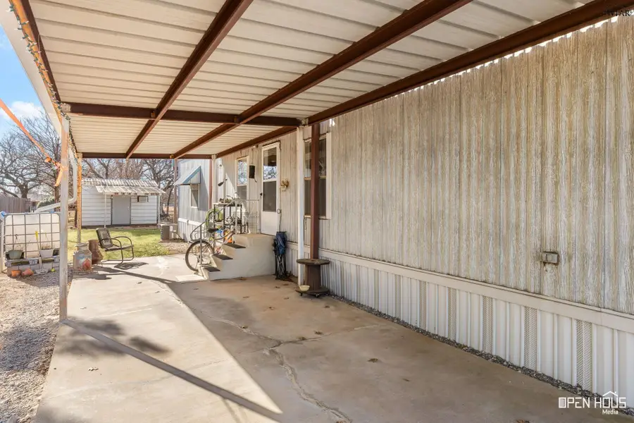 211 W LAFAYETTE STREET, Iowa Park, TX 76367 - Image #2