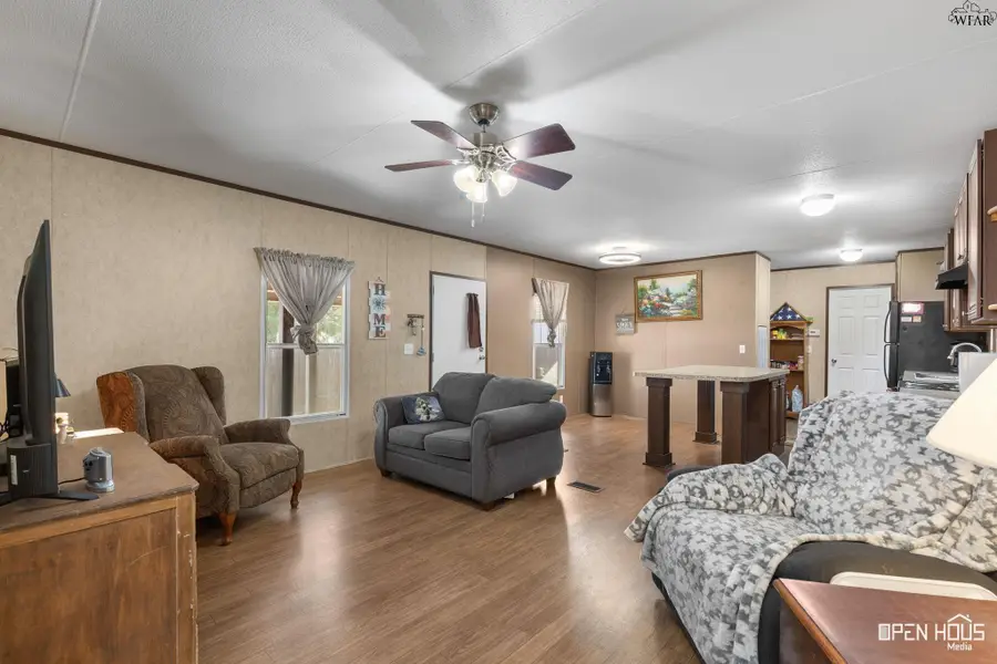 211 W LAFAYETTE STREET, Iowa Park, TX 76367 - Image #3