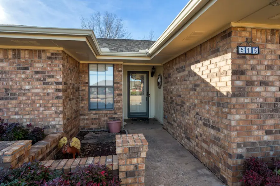 515 W COLEMAN AVENUE, Iowa Park, TX 76367 - Image #2