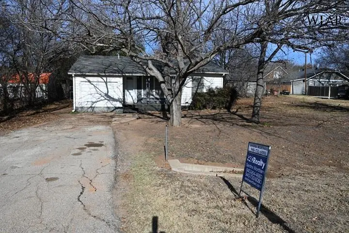 106 W WASHINGTON AVENUE, Iowa Park, TX 76367 - Image #2