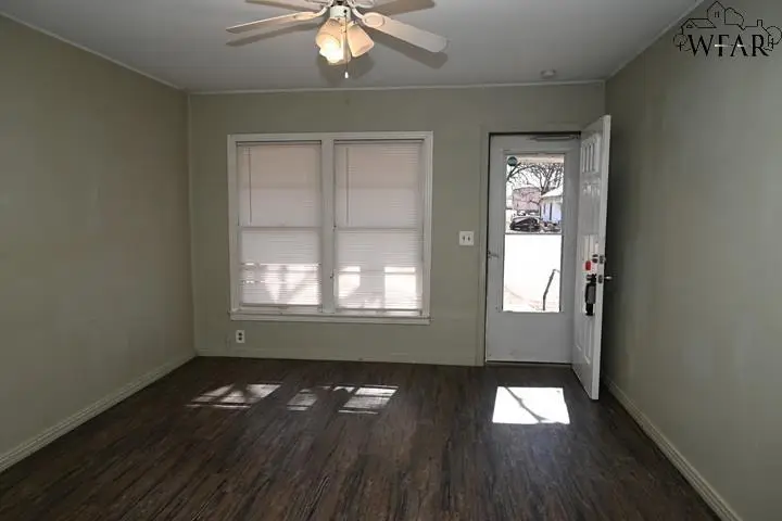 106 W WASHINGTON AVENUE, Iowa Park, TX 76367 - Image #3