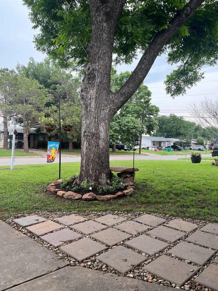 104 E GARDEN STREET, Iowa Park, TX 76367 - Image #2