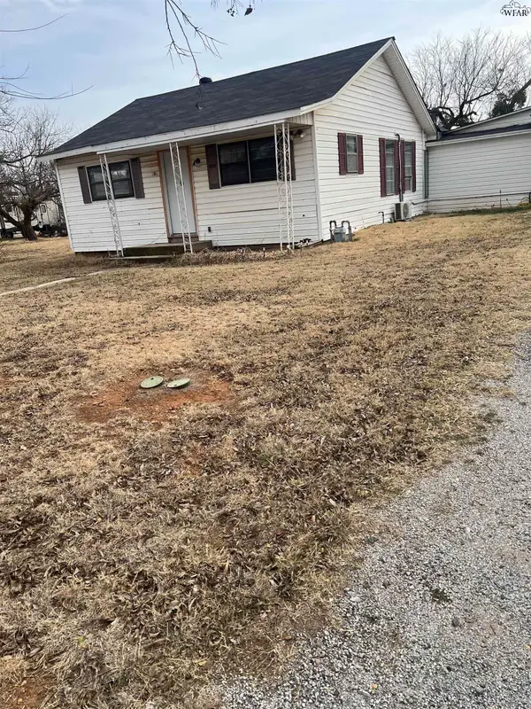 905 E RUBY AVENUE, Iowa Park, TX 76367-0000