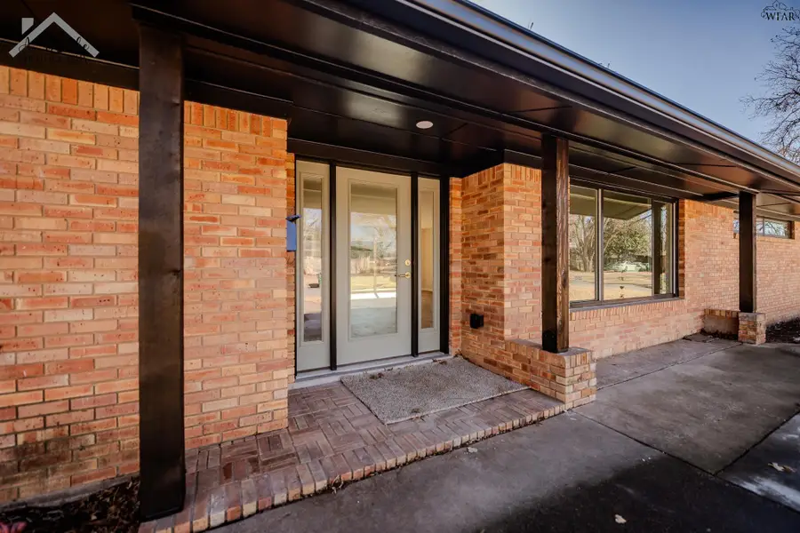 700 SUNSET DRIVE, Burkburnett, TX 76354 - #2