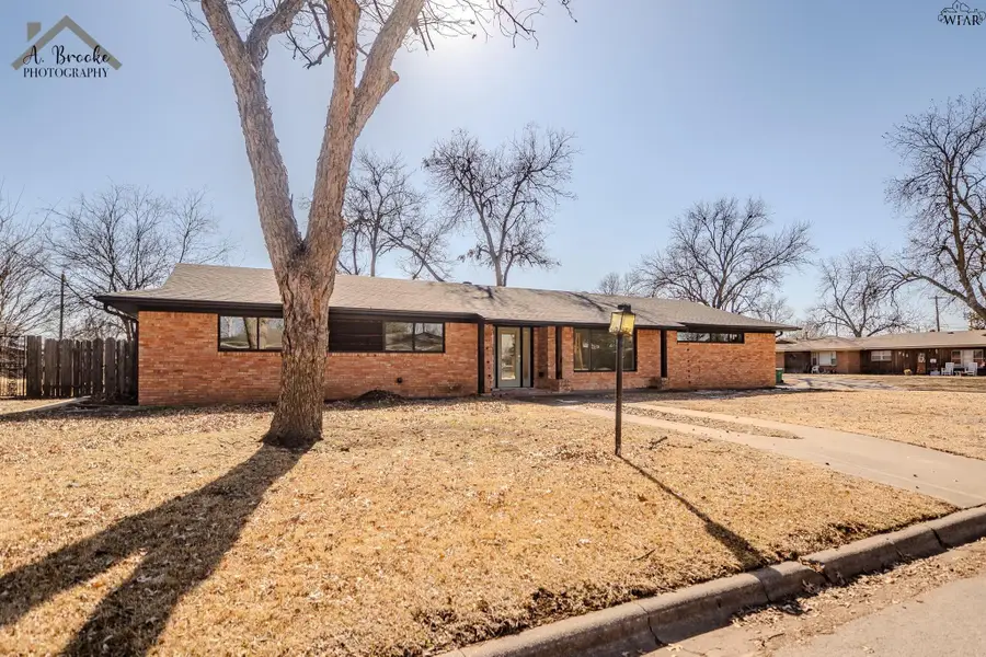 700 SUNSET DRIVE, Burkburnett, TX 76354 - #3