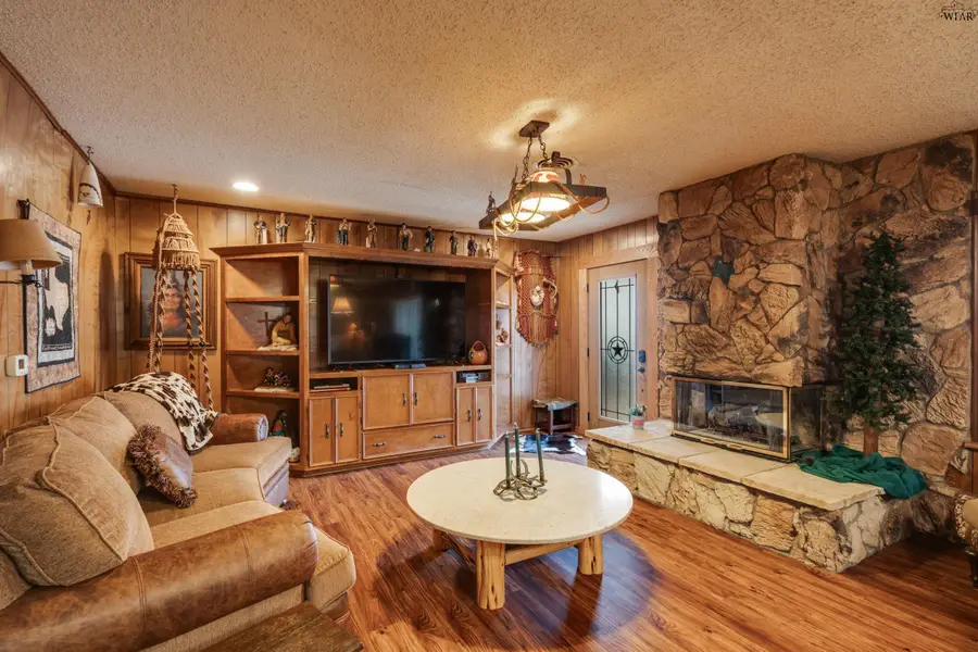 301 E SUMMIT AVENUE, Electra, TX 76360 - #3