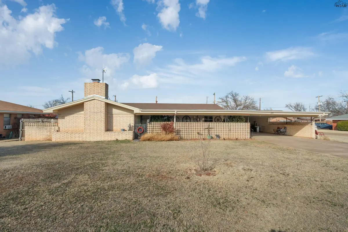 201 W ANDERSON AVENUE, Electra, TX 76360 - #1