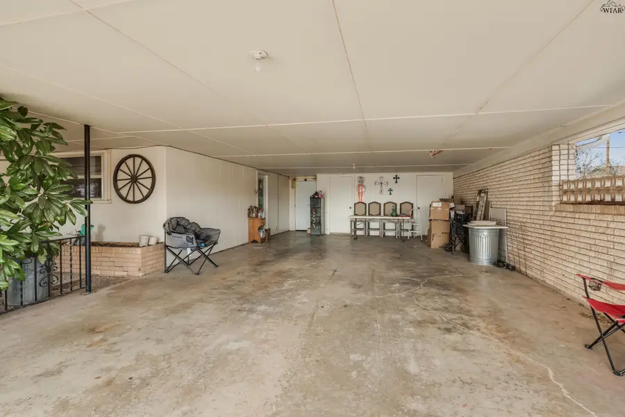 201 W ANDERSON AVENUE, Electra, TX 76360 - #3