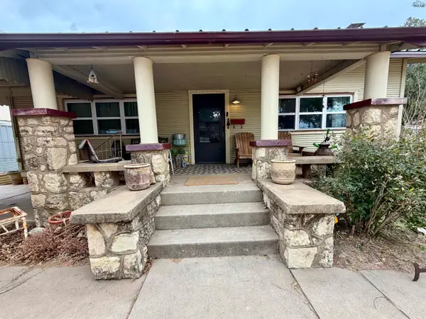 102 E 7TH STREET, Quanah, TX 79252