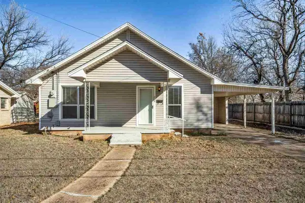 208 E SPRING STREET, Henrietta, TX 76365