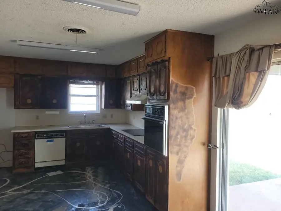 614 S PECAN, Henrietta, TX 76365 - #2