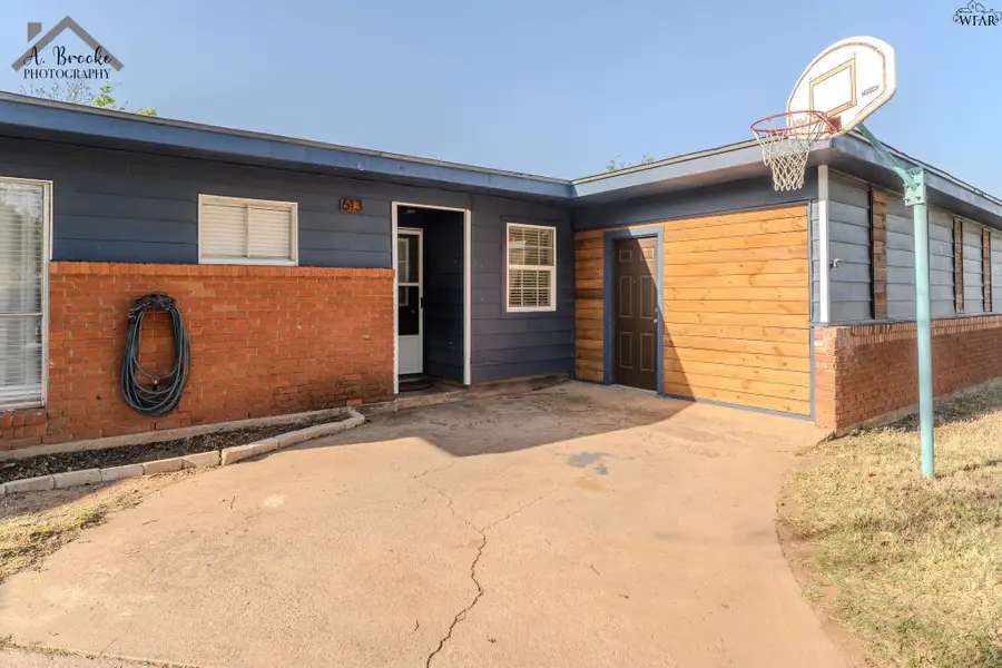 613 W TEXAS AVENUE, Iowa Park, TX 76367 - #2