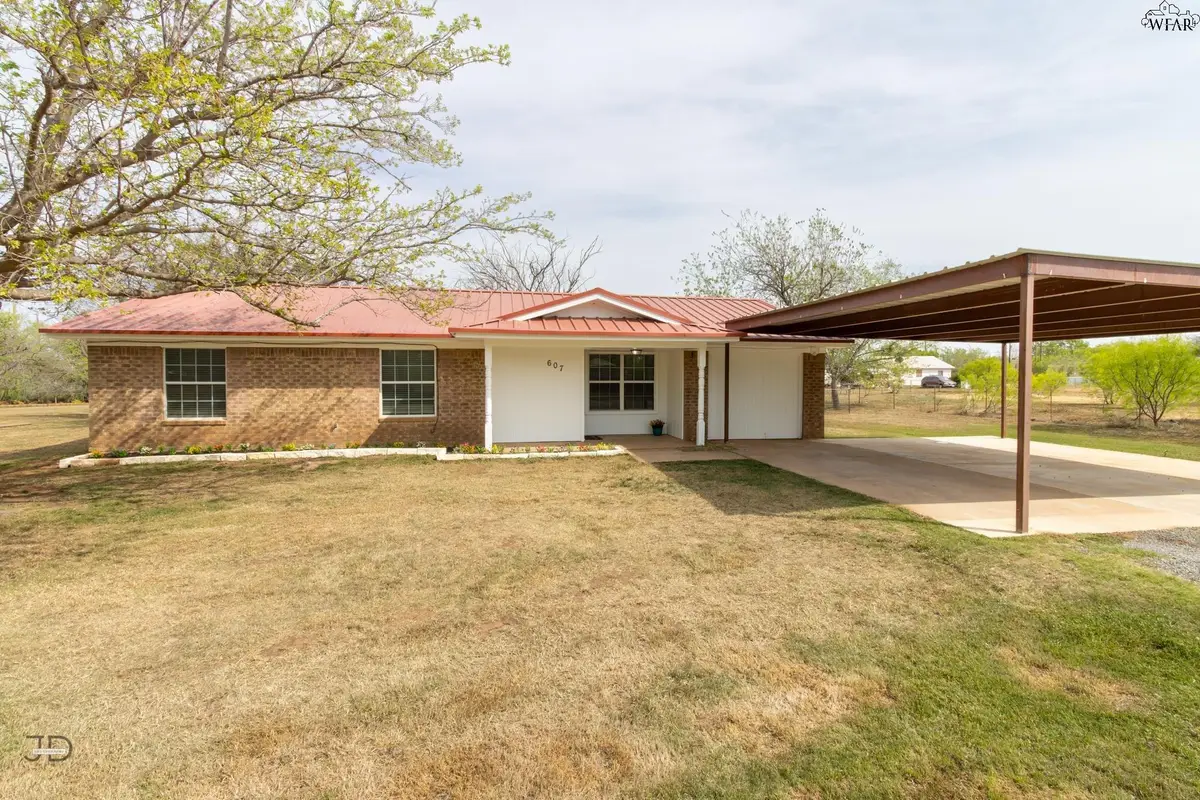 607 E HOLCOMB AVE, Archer City, TX 76351 - #1