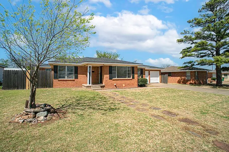 808 N PARK AVENUE, Iowa Park, TX 76367 - #2