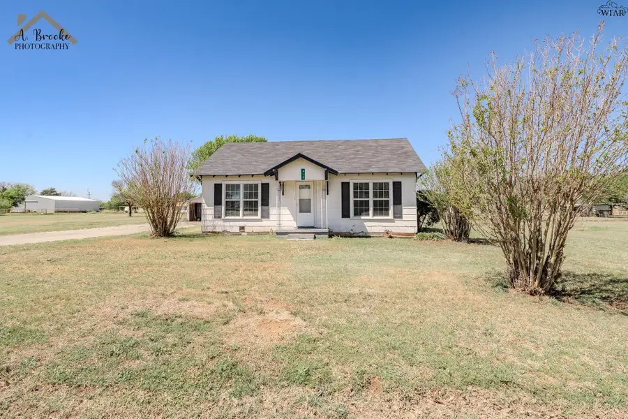 415 N OAK STREET, Archer City, TX 76351 - #2