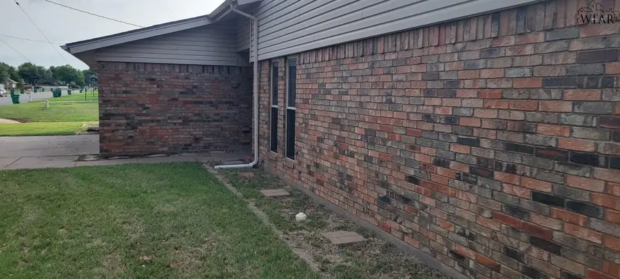 1011 PAWHUSKA DRIVE, Burkburnett, TX 76354 - #2