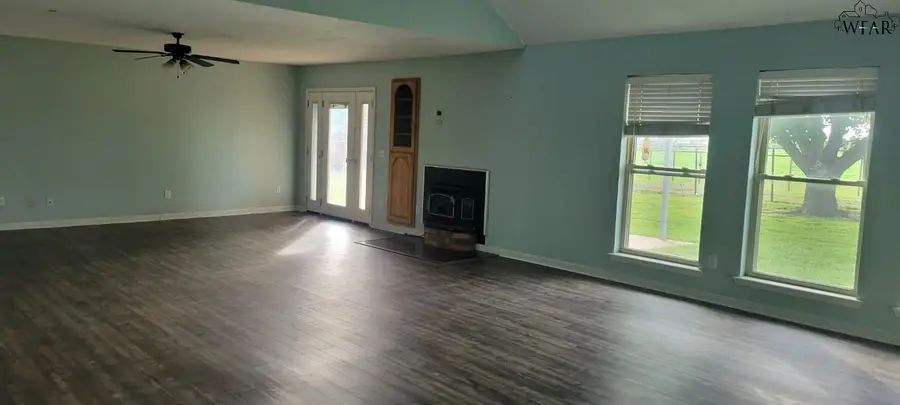 1011 PAWHUSKA DRIVE, Burkburnett, TX 76354 - #3