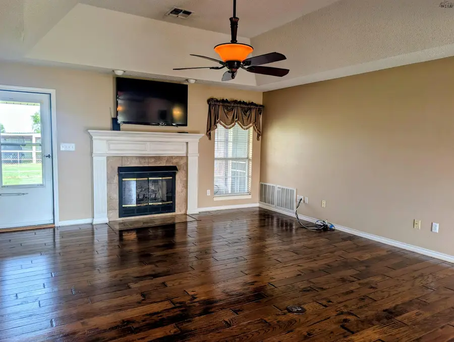 1401 E SYCAMORE DRIVE, Burkburnett, TX 76354 - #3