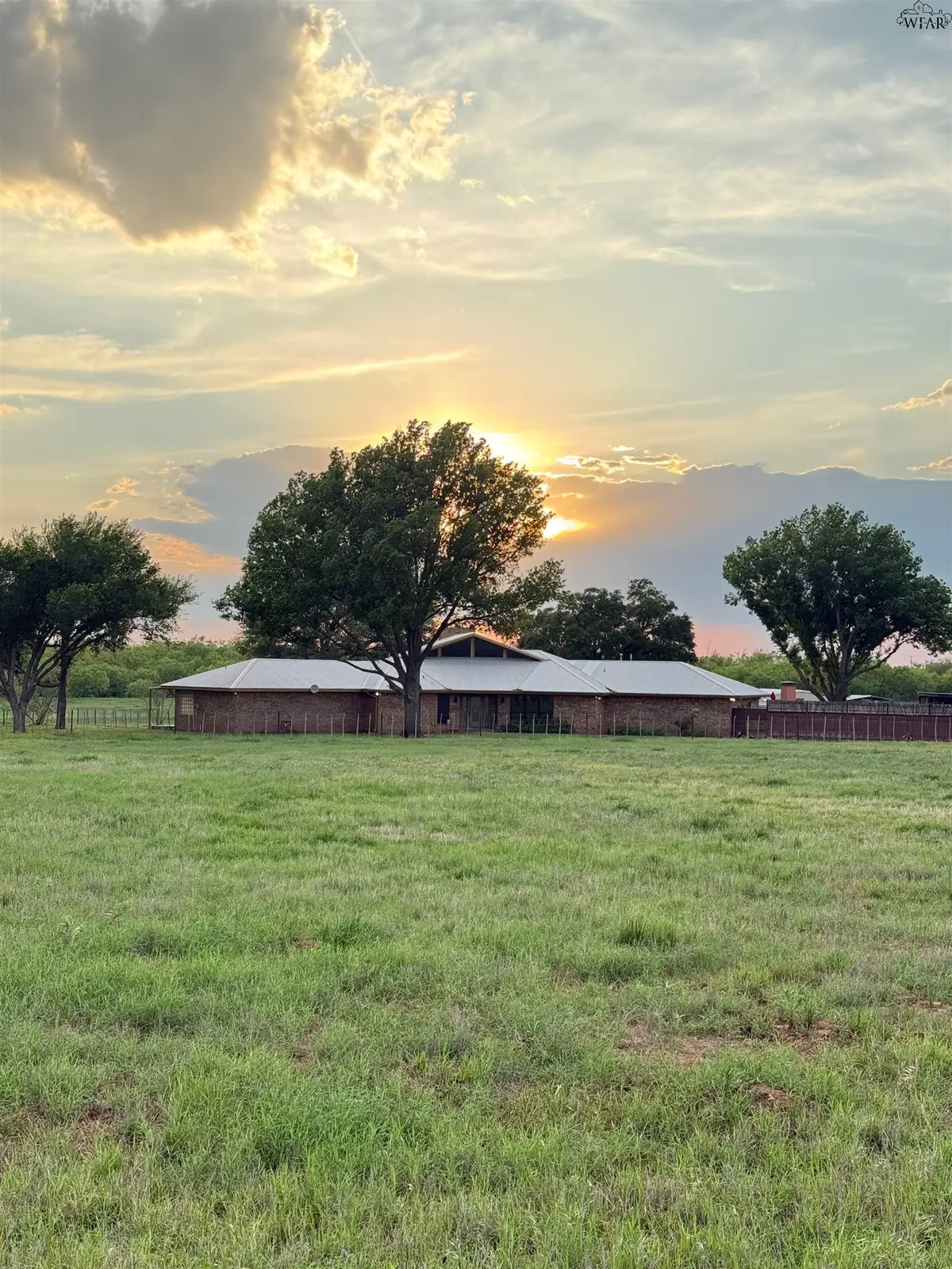 1005 N GROSSMAN STREET, Seymour, TX 76380 - #1