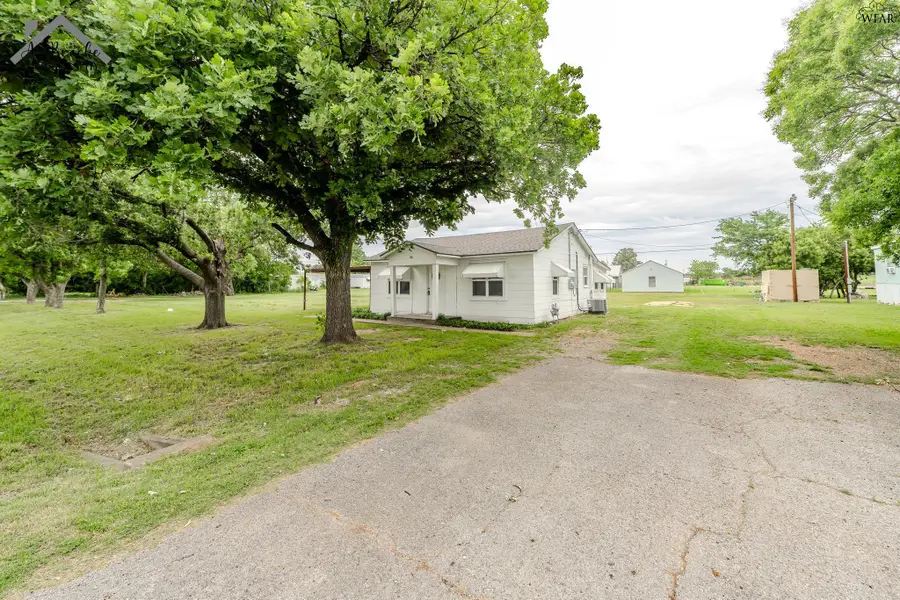 606 E WASHINGTON AVENUE, Iowa Park, TX 76367 - #2