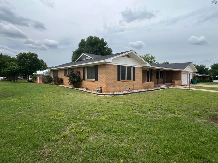 211 S CROCKETT STREET, Henrietta, TX 76365 - #2