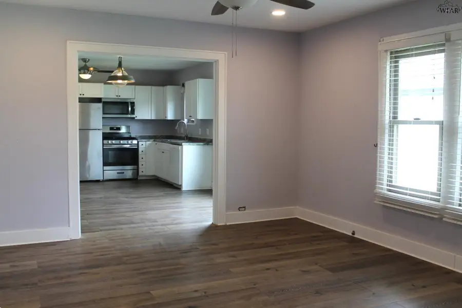 205 W WASHINGTON AVENUE, Iowa Park, TX 76367 - #2