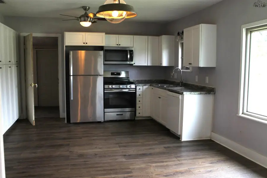205 W WASHINGTON AVENUE, Iowa Park, TX 76367 - #3