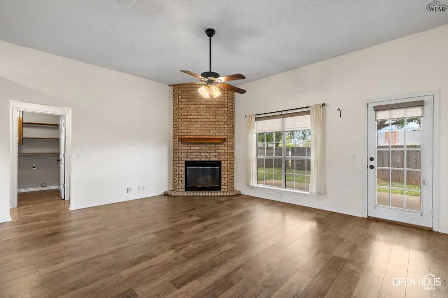 519 CHARLOTTE AVENUE, Burkburnett, TX 76354 - #3