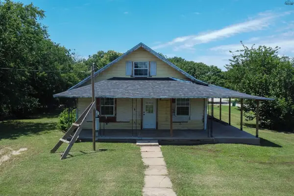 915 N BRIDGE STREET, Henrietta, TX 76354