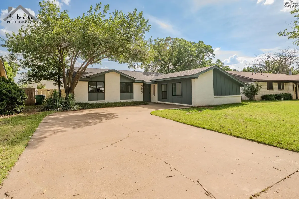 909 W CORNELIA AVENUE, Iowa Park, TX 76367 - #1