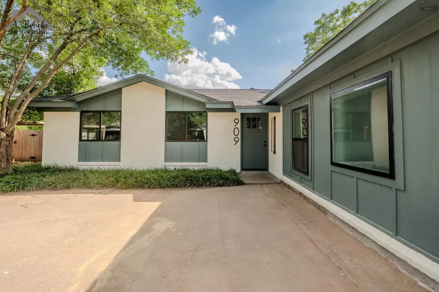 909 W CORNELIA AVENUE, Iowa Park, TX 76367 - #3