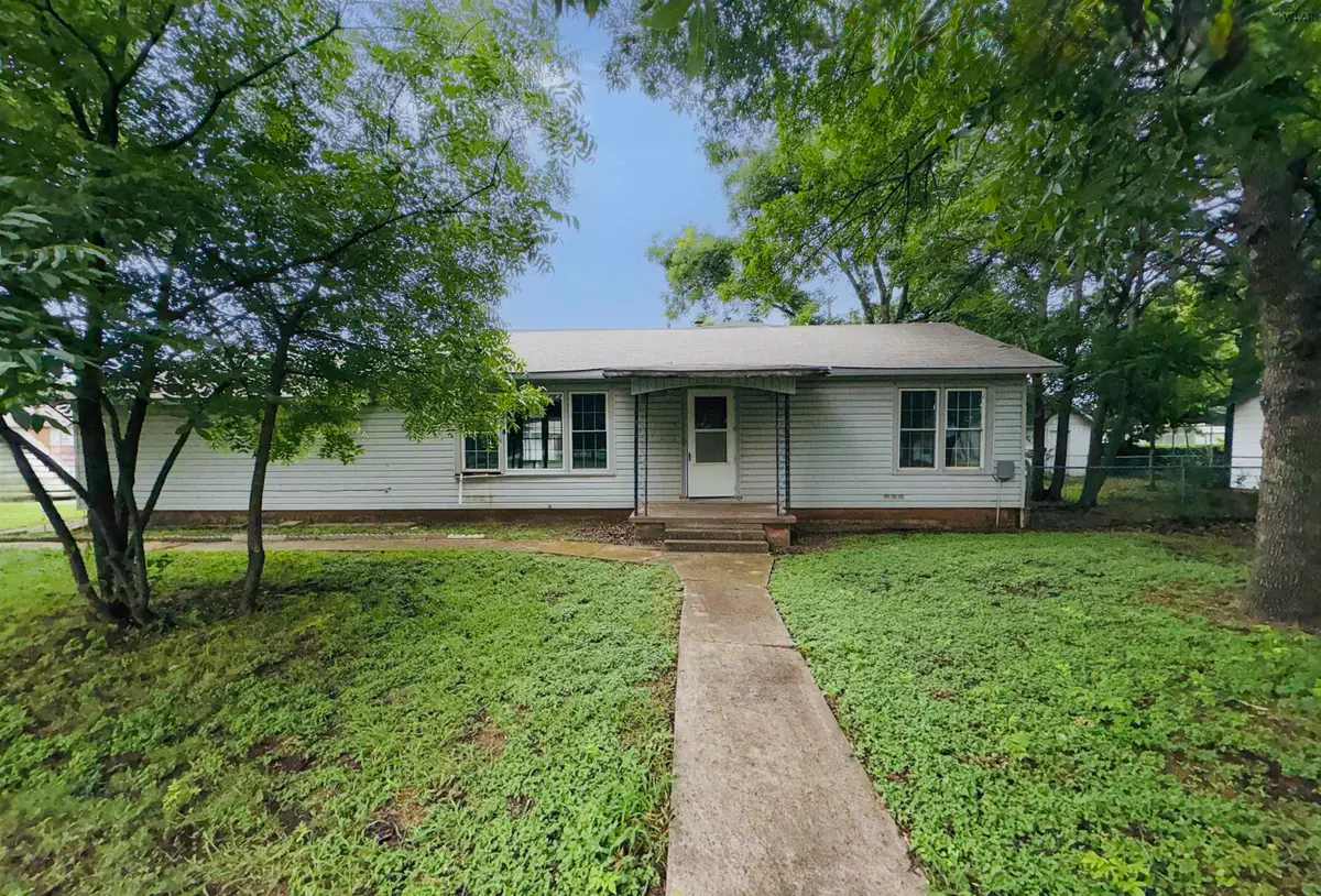 421 N WALL STREET, Iowa Park, TX 76367 - #1
