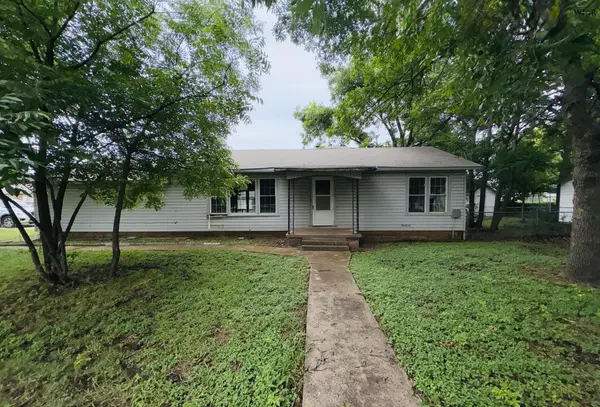 421 N WALL STREET, Iowa Park, TX 76367
