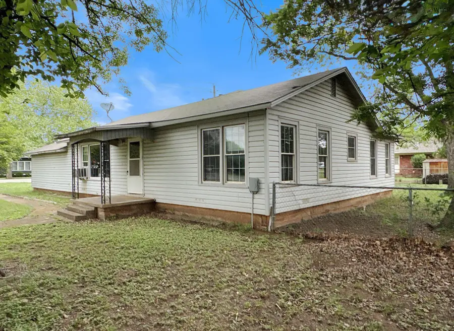 421 N WALL STREET, Iowa Park, TX 76367 - #2