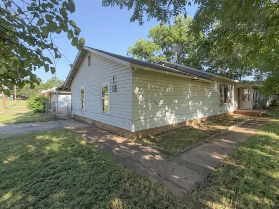 421 N WALL STREET, Iowa Park, TX 76367 - #3