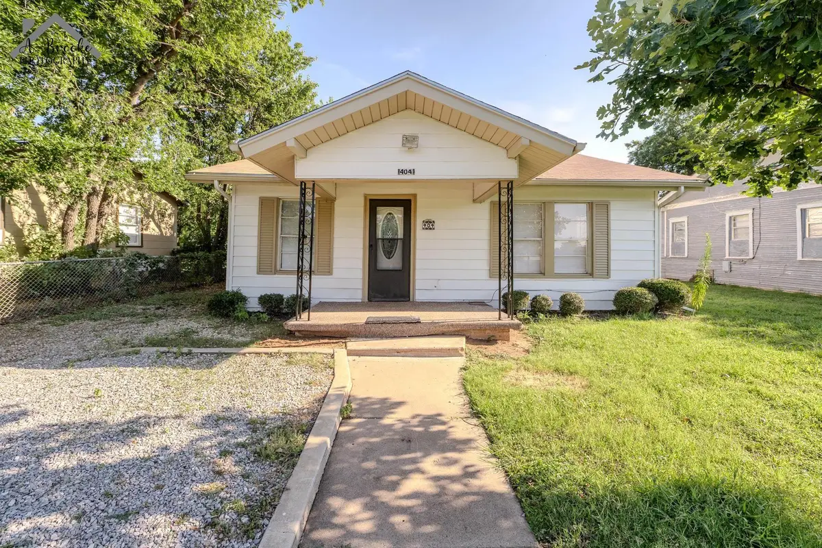 404 W WASHINGTON AVENUE, Iowa Park, TX 76367 - #1