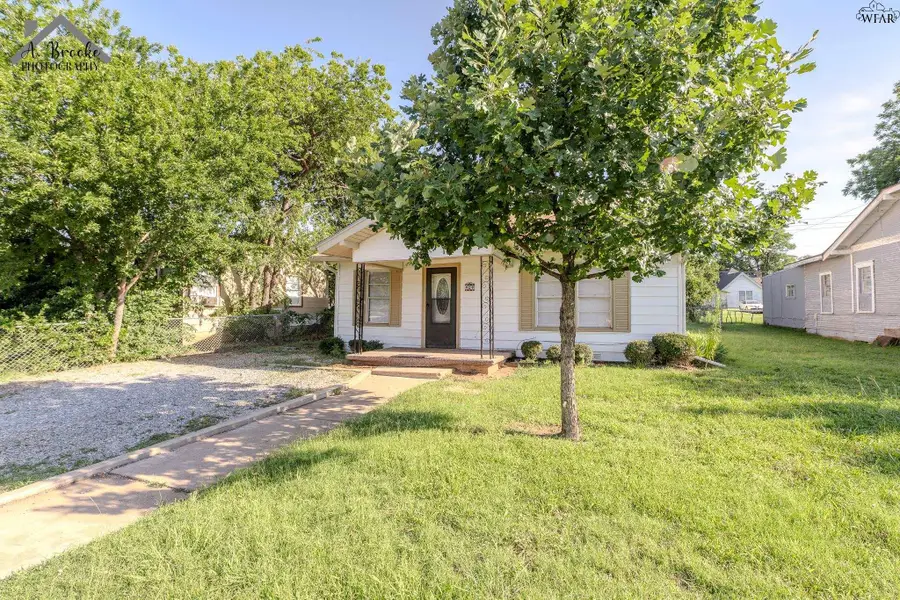 404 W WASHINGTON AVENUE, Iowa Park, TX 76367 - #3