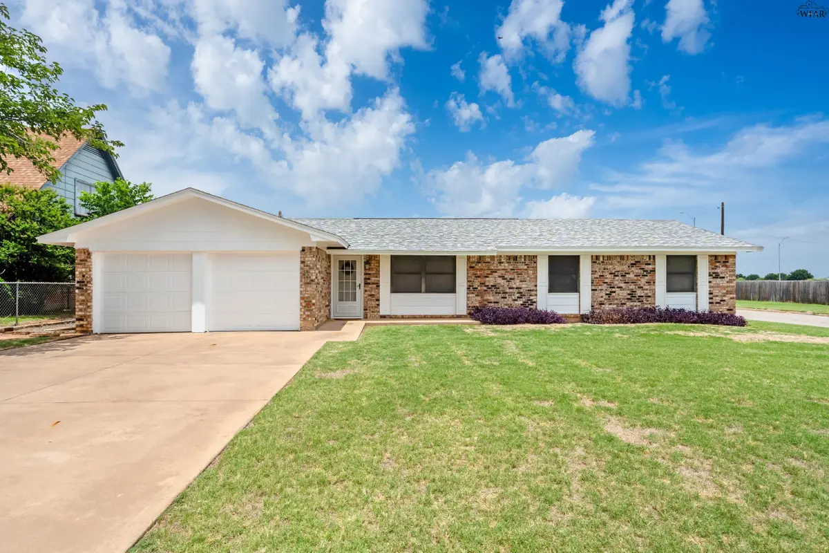700 W MANES AVENUE, Iowa Park, TX 76367 - #1