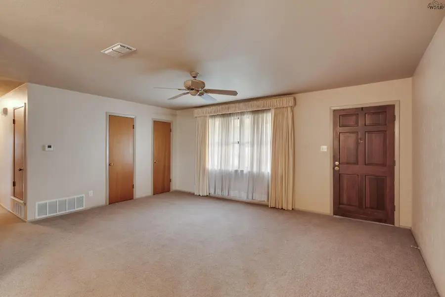 700 W MANES AVENUE, Iowa Park, TX 76367 - #3