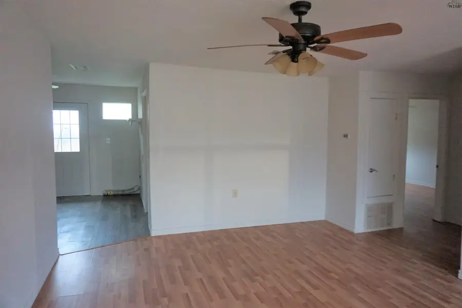 203 N PRAIRIE, Nocona, TX 76255 - #3