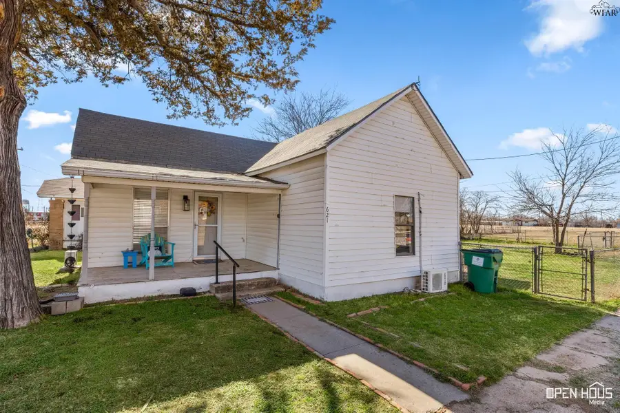 621 N MAIN STREET, Electra, TX 76360 - #2