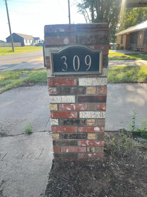 309 W 6TH STREET, Burkburnett, TX 76354